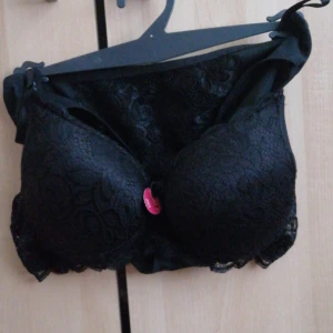 Svart spets-bh från Nergiz Lingerie - Säljer en elegant svart bh från Nergiz Lingerie med vacker spetsdetalj. Den har justerbara axelband och en klassisk knäppning bak. Perfekt för att känna sig både bekväm och stilfull.