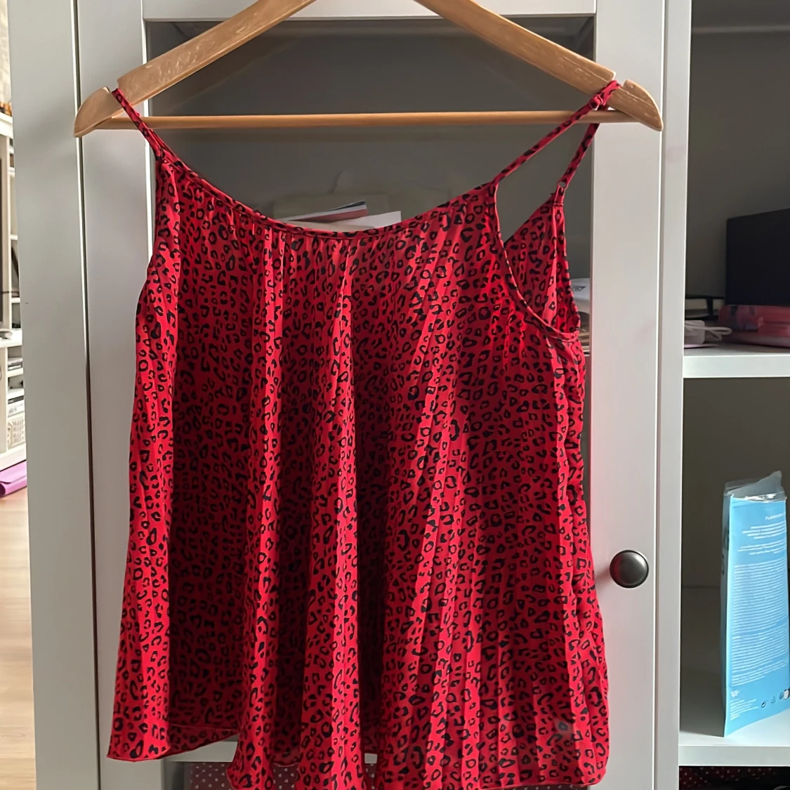 Röd leopardmönstrad linnetopp - 1