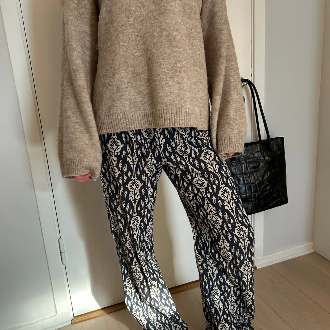 Mönstrade byxor i blått och vitt