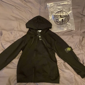 Stone island kofta - En riktigt skön stone island kofta. Strlk S.😁 Aldrig använd med tagg och påse!💯 Skicket är i nyskick. För mer frågor skicka DM!👍😀