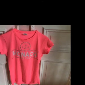 Rosa t-shirt med tryck - Snygg rosa t-shirt med tryck från Monte Carlo. Den har en rund halsringning och korta ärmar. Perfekt för en avslappnad stil.