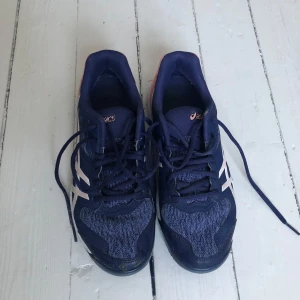 Inomhus skor - Ett par inomhus träningsskor som är använda till handboll under en kort period och är i bra skick 🤍 Minns inte vad de kostade men troligen mellan 900-1200kr 🤍 Det är bara att fråga för fler bilder!