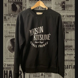 Svart Maison Kitsuné tröja - Snygg svart långärmad tröja från maison Kitsuné som är perfekt till våren modellen på bilden är 180 och väger ca 70kg. Passar även om man är lite mindre. Bra skick💯🙌