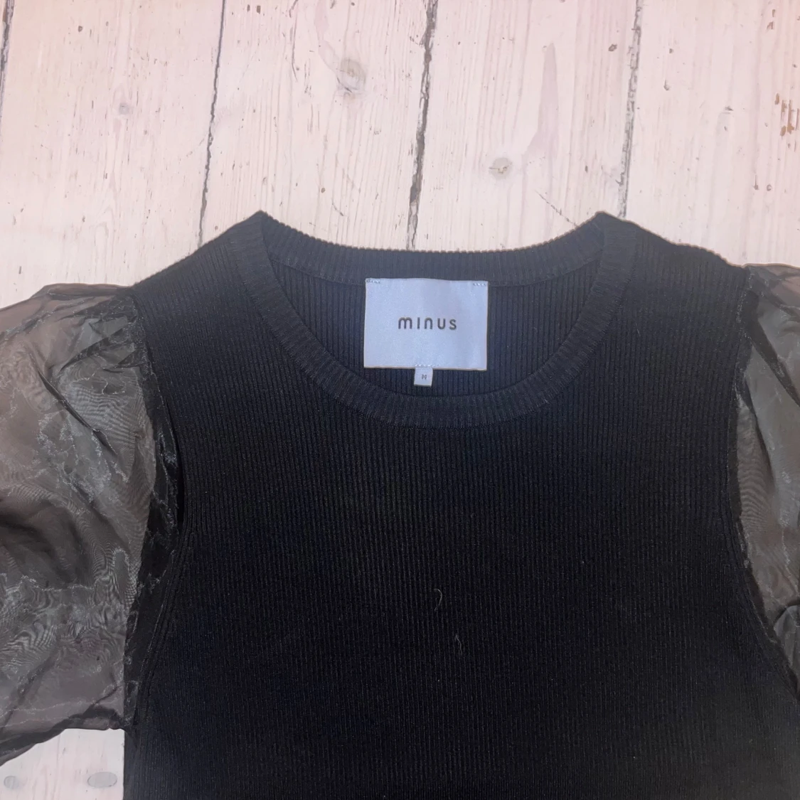 Festtop med meshärmar från Minus - 92