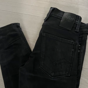 Svarta jeans från Replay - Snygga svarta jeans från replay  modellen är hyperflex och är slim använda typ två gånger för att dom va för små hör av er vid minsta lilla fråga! 
