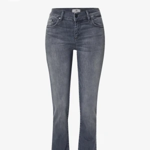 Grå jeans - Snygga grå jeans med en klassisk femficksdesign och knappgylf. De har en rak passform som ger en tidlös look. Perfekta för en avslappnad stil.
