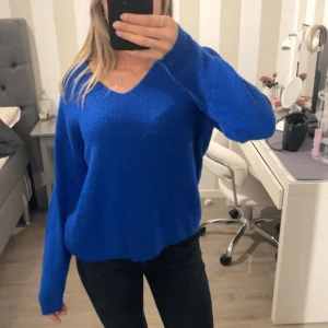 Blå stickad tröja - Säljer en mysig blå stickad tröja med v-ringning från Vero Moda. Den är i nyskick. Hör av er vid frågor eller om ni vill ha fler bilder!