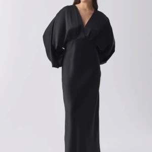 SÖKER Satin maxi dress - Söker Gina tricots satin maxi dress i storlek 38-40, är främst ute efter någon av de mörkare färgerna, det vill säga svart, brun eller mörkgrön.