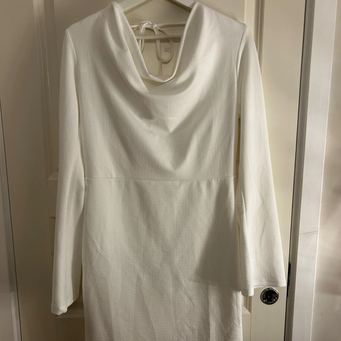 Vit långärmad klänning med knyt - 1