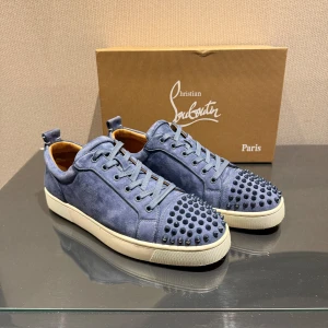 Christian Louboutin skor - Snygga blå sneakers i mocka från Christian Louboutin i storlek 43, säljer pga att de är för stora. Har haft dessa dojor i 3-4 månader och skicket är perfekt om man bortser från sulorna‼️Allt på bild medföljer. Skorna är perfekta nu inför våren. Köpta i en butik i Spanien🚚 Vid frågor eller funderingar är det bara att skriva. Pris kan solklart diskuteras‼️