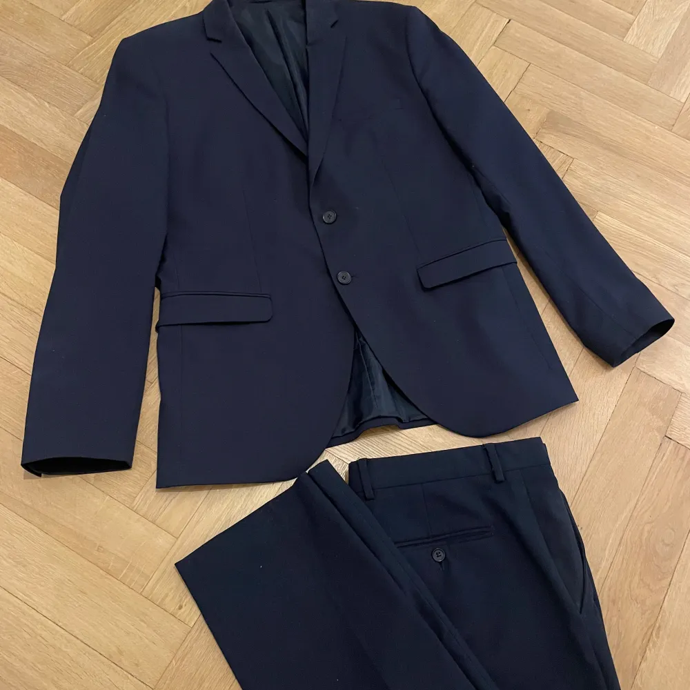 Stilren Marinblå kostym, bra skick. Storlek 50 passar Medium/Large. Mått på byxorna finns på bilderna.. Puvut & Bleiserit.