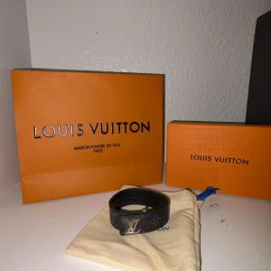 Lv armband - Lv armband helt nya har 8 inne med box och påsar och allt som ingår finns på bilderna om du har mer frågor bara ställ och den passar varje outfit och passar även alla på mått de finns tre hål .