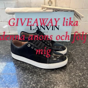 Svarta sneakers från Lanvin - Stilrena svarta sneakers från Lanvin med snörning och vit sula. Skorna har en glansig tå och är perfekta för en trendig look.