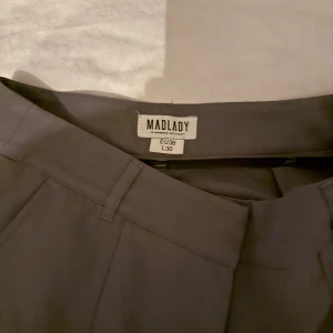 Grå byxor från Madlady - Snygga grå byxor från Madlady i storlek EU38. De har en klassisk design med raka ben och hög midja.