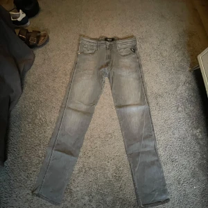 Replay jeans slim fit - Säljer ett par feta replay jeans som är knappt använda.Storleken är 28W30L men passar också som 29W30L.