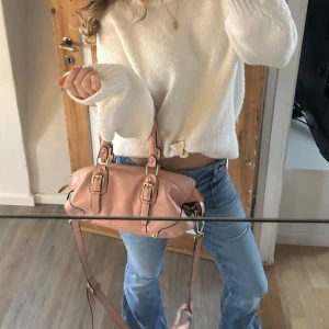 Rosa väska med gulddetaljer - Skitsnygg väska med gulddetaljer. Fråga om de behövs fler bilder!😇 Märket är Vancl💓