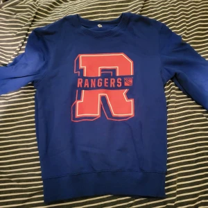 New York Rangers tröja - Säljer min Rangerströja. Den är helt oanvänd, eftersom jag inte håller på rengers...