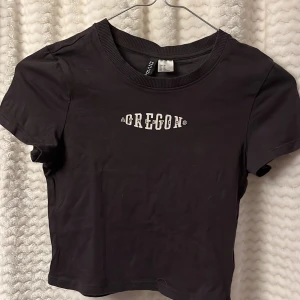 Svart kortärmad magtröja från H&M Divided🩶 - Säljer en svart kortärmad magtröja från H&M 🐨