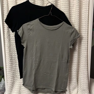 Grön och svart t-shirt från H&M och 157🖤💚 - Två t-shirts en grön från H&M Basic och en svart från 157. Storlek på den svarta är 150 och den gröna 158/164. 🍀🐦‍⬛