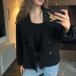 Design by si kappa - Super snygg och har använts i några månader, fortfarande i mycket bra skick och behöver bara rollas innan jag skickar 🤗 Perfekt vår jacka! 