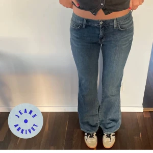 Lågmidjade bootcut jeans - Lågmidjade bootcut jeans midjemått: 41x2cm innerbenslängd: 84cm