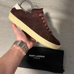 Saint Laurent ovanliga! - Saint Laurent Court Classic 📏Storlek 39 men passar 40  ⭐Skick 9,5/10 använda 5-6 gånger max ☑️Dustbag medföljer 🤝Skriv vid frågor