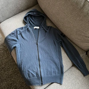 Stone Island Tröja - Säljer en skön stickad hoodie från Stone Island i bra skick. Size S, hör av er vid funderingar!