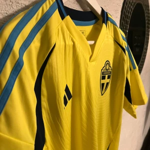Sverige tröja 24/25 - Säljer nu min Sverige tröja (24/25)aldrig använd, köpt för 1,199kr✅ Storlek L✅ mitt pris 799 ✅