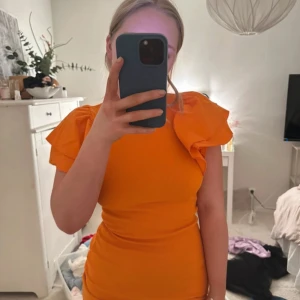 Orange figurnära klänning  - Klänning från Zara, perfekt till sommaren!🧡🧡 I storlek xs.                    Det är en liten skavank längst ner av klänningens baksida som man kan se på sista bilden, Inget som märks vid användning dock!