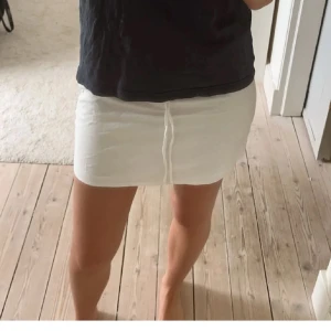 Vit kort linnekjol - Superfin kort linnekjol, helt oanvänd💓