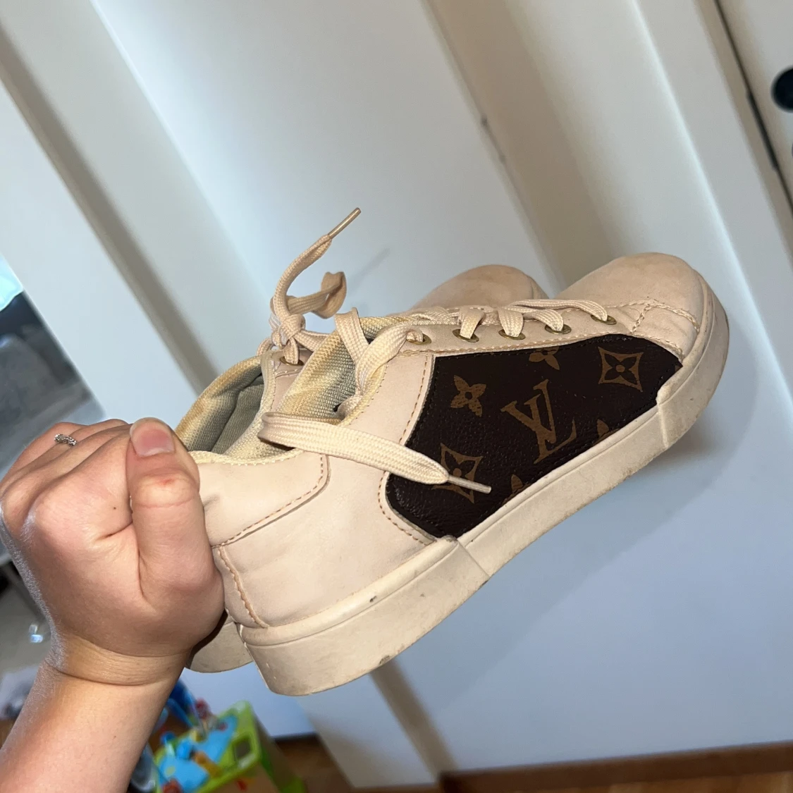 Créme vita  sneakers med detaljer - 2