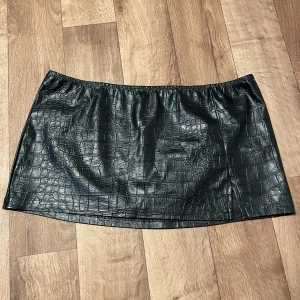 kjol - Super fin kjol men inte min stil <3 dem sitter midwaist på mig om har en kort torso🩷 dem har en slit på vänstra sidan. Bild med dem på finns på sida 3-4☺️