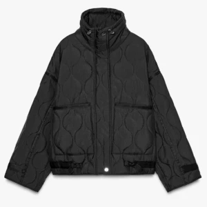 Svart quiltad jacka - Snygg svart quiltad jacka med hög krage och dragkedja. Jackan har en lite oversized storlek, rätt så tunn så perfekt nu när det börjar bli varmare