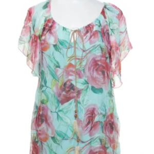 Blommig blus från Made in Italy  - Säljer en vacker blommig klänning från Made in Italy. Blusen har ett färgglatt mönster med stora blommor i rosa och gröna nyanser. Den är tillverkad av en blandning av viskos och siden, vilket ger ett lyxigt och luftigt intryck. Perfekt för sommarens alla tillfällen! Storleken 1, men blusen är mellan S och M i verkligheten, sitter väldigt löst.