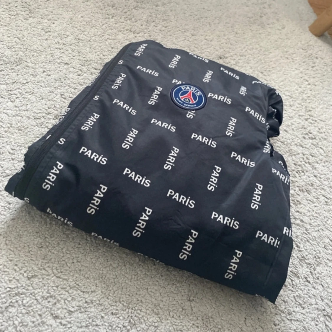 Svart vindjacka med Paris-mönster - 2