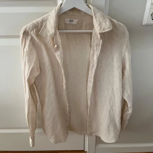 Beige linneskjorta  - Säljer min Beigea linneskjorta från uniqlo i cond 9/10 och Size S. Säljer den då jag ej använder den längre. Kan gå ner i pris vid snabb affär och vid fler frågor hör av er