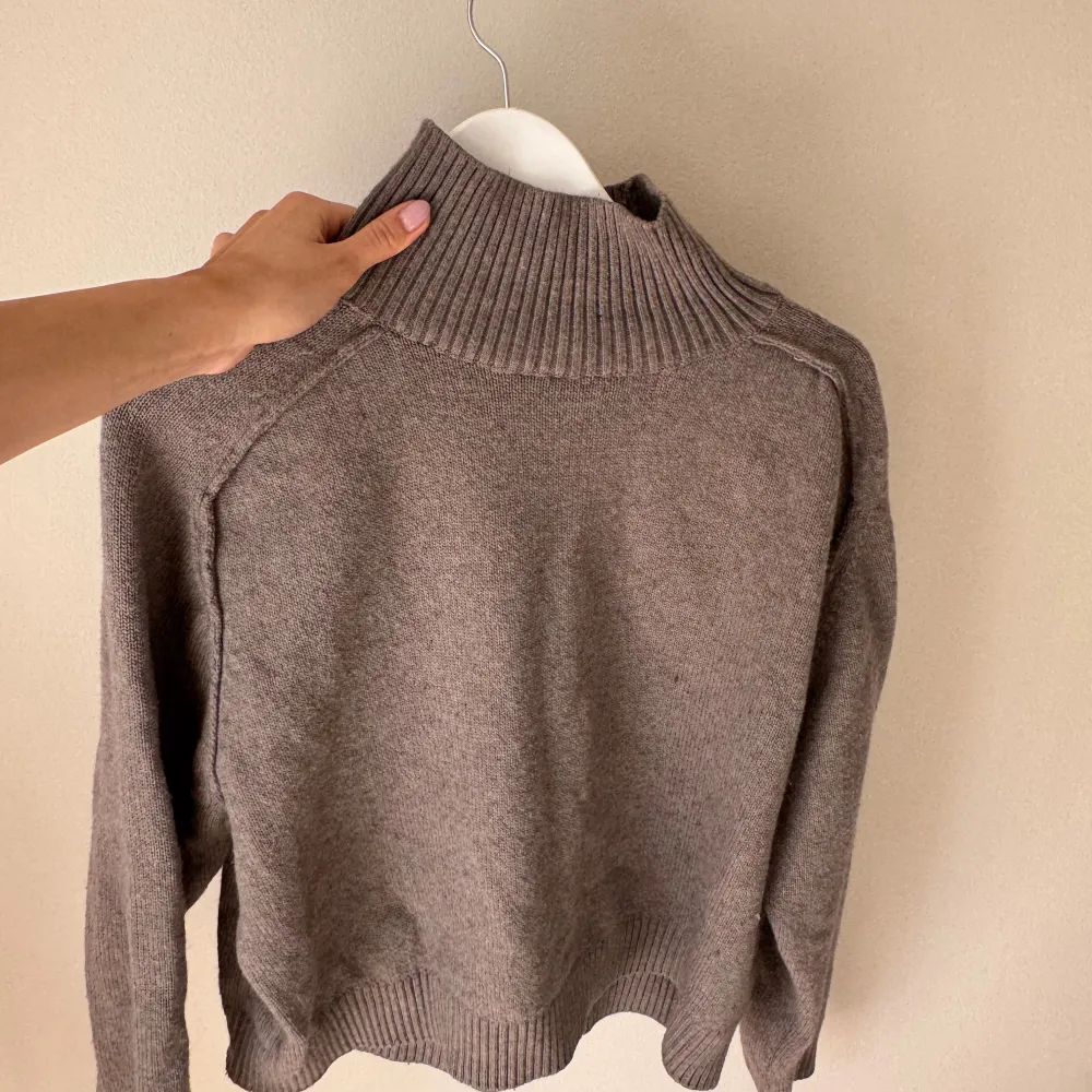 Säljer så snygg stickad tröja med polo, perfekt inför våren!. Neuletakit & Villapaidat.