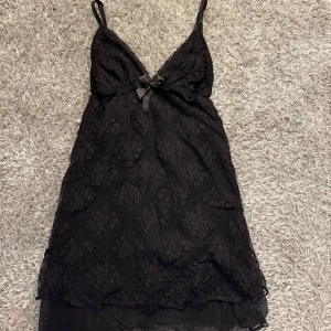  Spets klänning  - Svart spets ”klänning” från Gina Tricot. Funkar både som klänning eller nattlinne. 