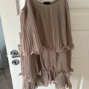 Volangklänning - Beige volang klänning från HM, fint skick, beige rosa i färgen ! Kom med prisförslag!☺️