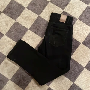 Svarta byxor från Zara - Snygga svarta byxor från Zara med klassisk design. De har en rak passform och är perfekta för en stilren look. Byxorna har fickor fram och bak samt knäppning med dragkedja.