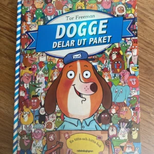 Dogge delar ut paket - En färgglad och rolig titta-och-hitta-bok av Tor Freeman där hunden Dogge delar ut paket. Boken är fylld med detaljerade illustrationer och uppmanar barn att leta efter olika föremål på varje sida. Perfekt för nyfikna barn som gillar att utforska och upptäcka nya saker.