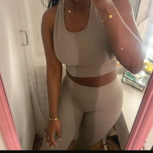 Beige ribbad tränigsset - Snygg beige ribbad set med smala axelband och croppad passform. 