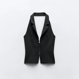 Topp med dragkedja - Säljer min favrit topp som jag känner har gjirt sitt, en snygg svart topp med dragkedja och krage. Perfekt för en stilren look, när man vänder på sig så ser man en öppen rygg med endast ett spänne. Tyvärr finns en defekt på toppen men den är inte så synlig när man väl har på sig den, märket är på kragen.  Skriv vid frågor💕