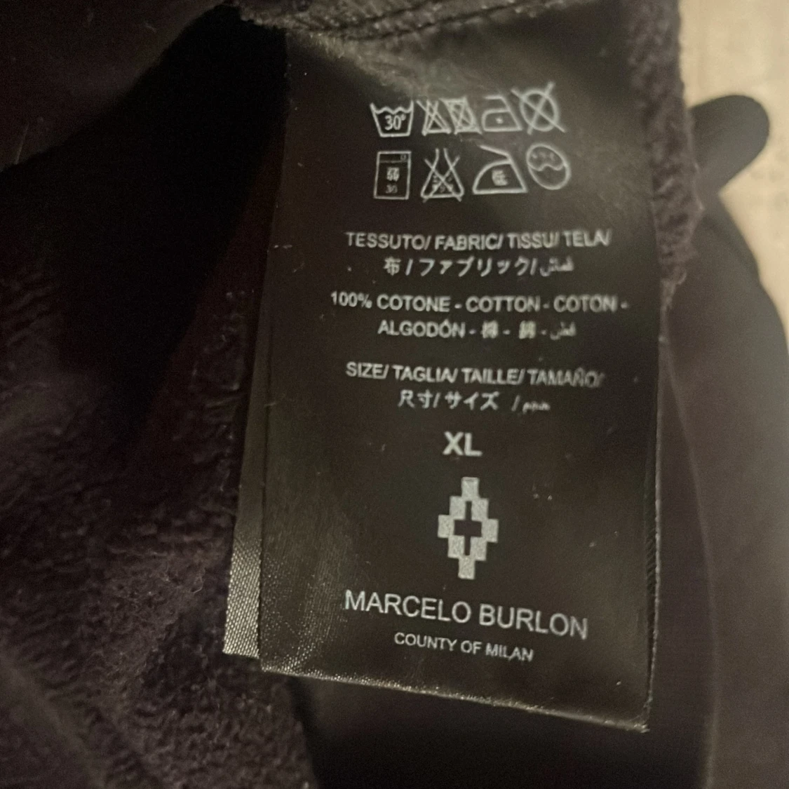 Svart tröja med röd vingdesign från Marcelo Burlon - 3