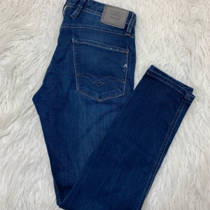 Replay Anbass mörkblå - Replay Anbass | Skick - 9/10 (ser ut som nya) | Size - W32 - L32 | Nypris - Ca 1400 | Fraktas via PostNord eller InstaBox på köparens bekostnad | Hör av dig vid frågor eller funderingar. // restock 