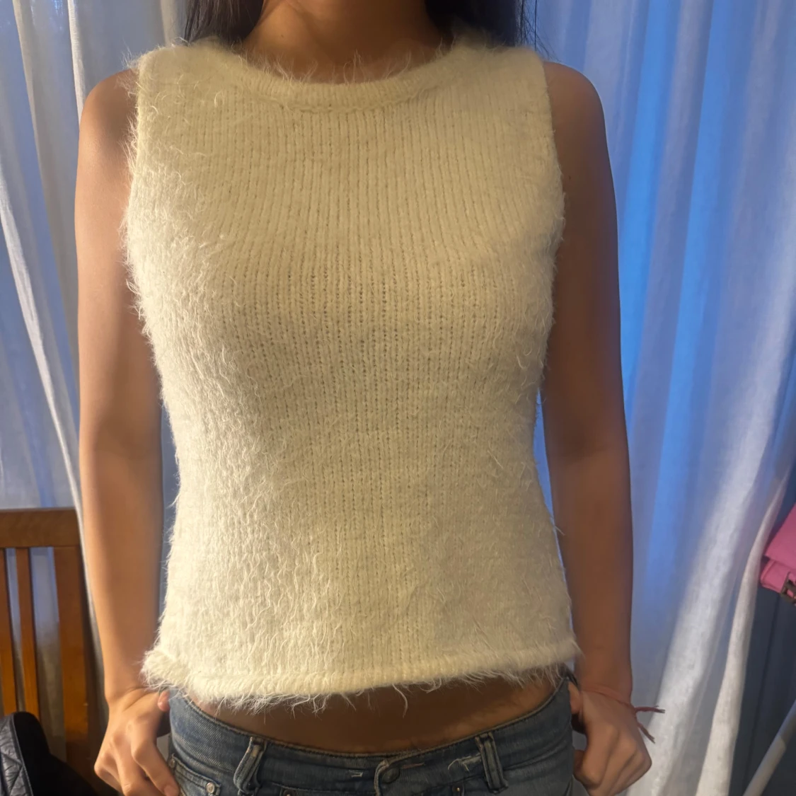 Vit ärmlös stickad topp