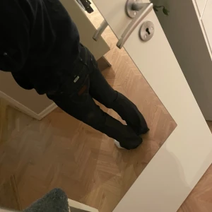 Mörkblå bootcut jeans - Väldigt lågmidjade jeans i storlek 26:30 väldigt små i storleken, ingen stretch! Midjemåttet är 36cm och Innerbenslängden är 74.5cm😊 