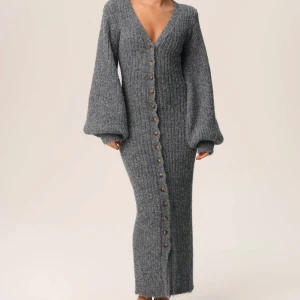 Stickad långklänning från ADOORE - Montana dress från ADOORE. Använd 1 gång. Mycket bra skick. Sitter jättefint på kroppen. Slutsåld i denna storlek på hemsidan.