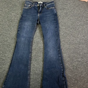 Blå bootcut jeans - Snygga blå bootcut jeans med femficks design. Säljer pga att dom är för små💕