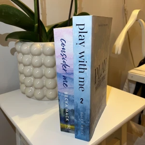 Play with Me och Consider Me av Becka Mack - OBS!! (Läs hela) Två böcker av Becka Mack: Play with Me och Consider Me. Första och andra boken i en serie. 100kr för en bok och 150 för båda. 